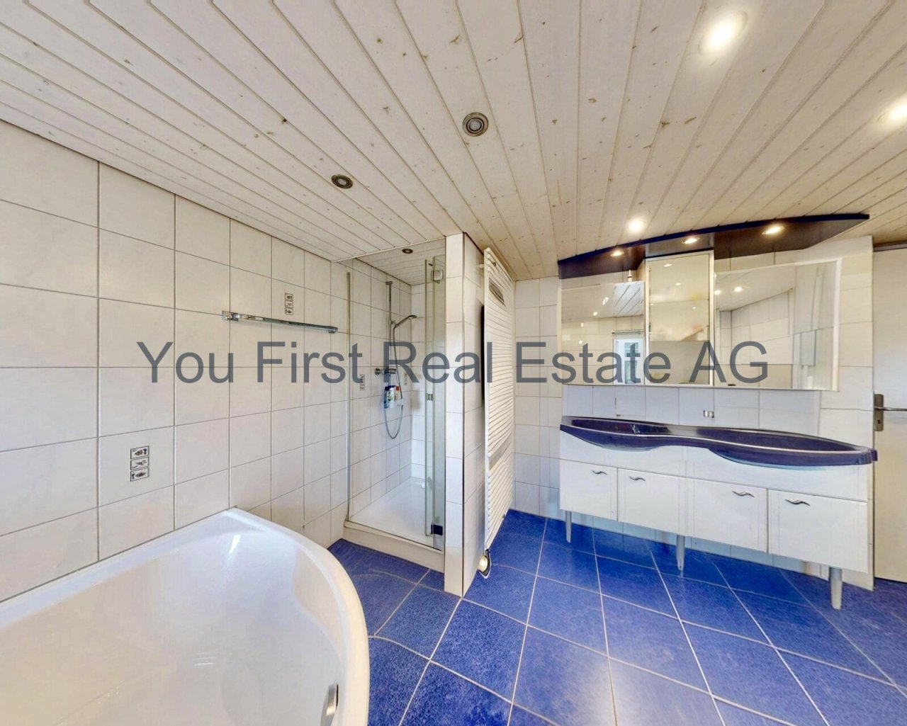 Wellness-Oase mit Komfort: Modernes Badezimmer mit Dusche und Wanne