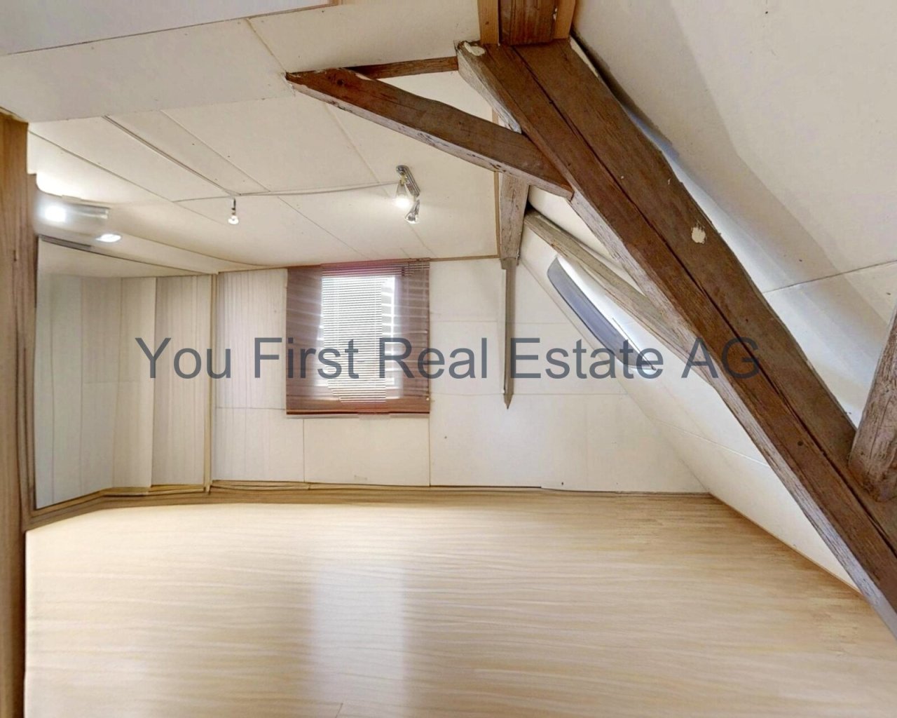 Charmantes Dachgeschoss-Zimmer mit rustikalen Holzbalken - Ihr Potenzial wartet!