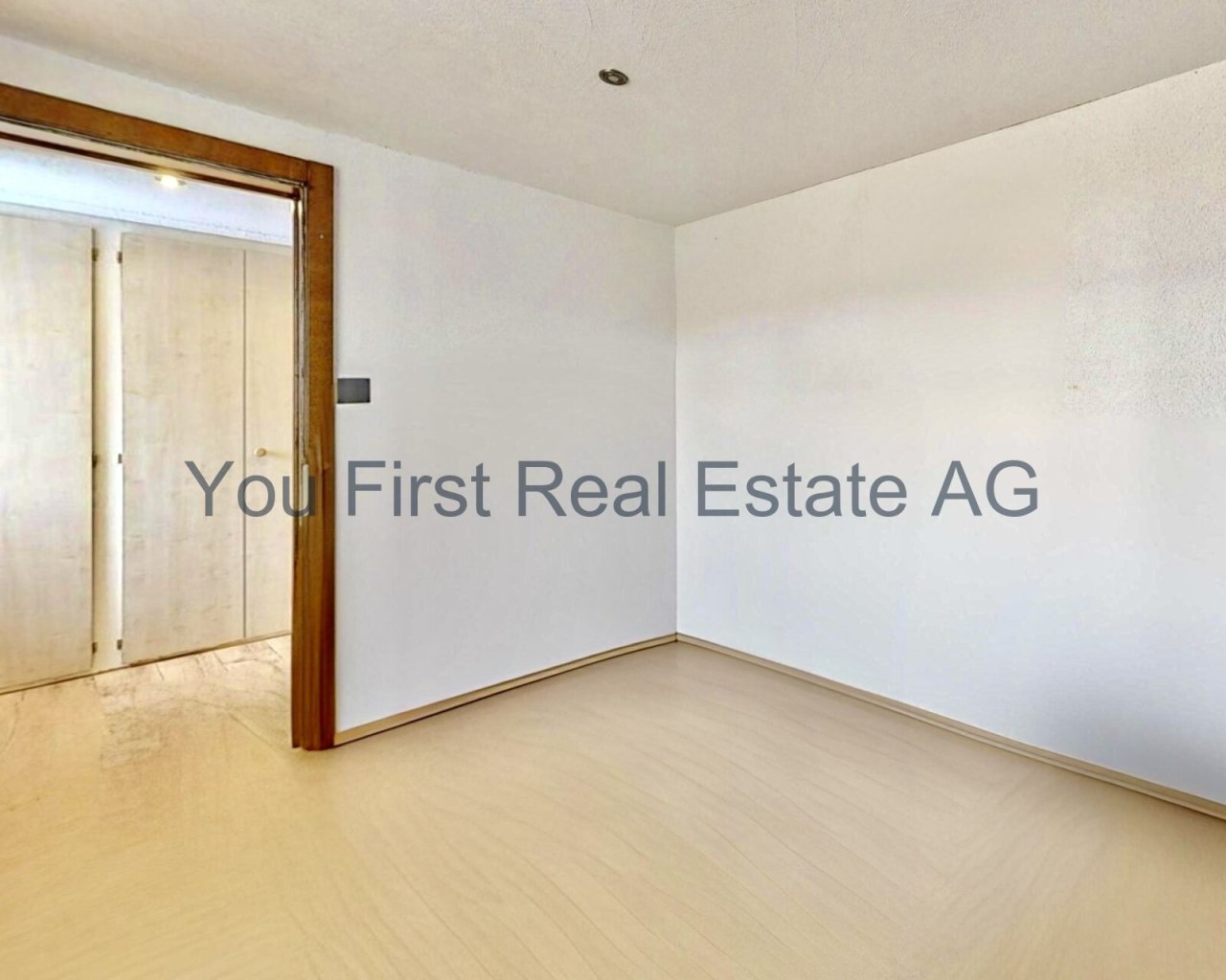 Einbauschrank mit edler Holzrahmung - Perfekte Stauraumerweiterung!