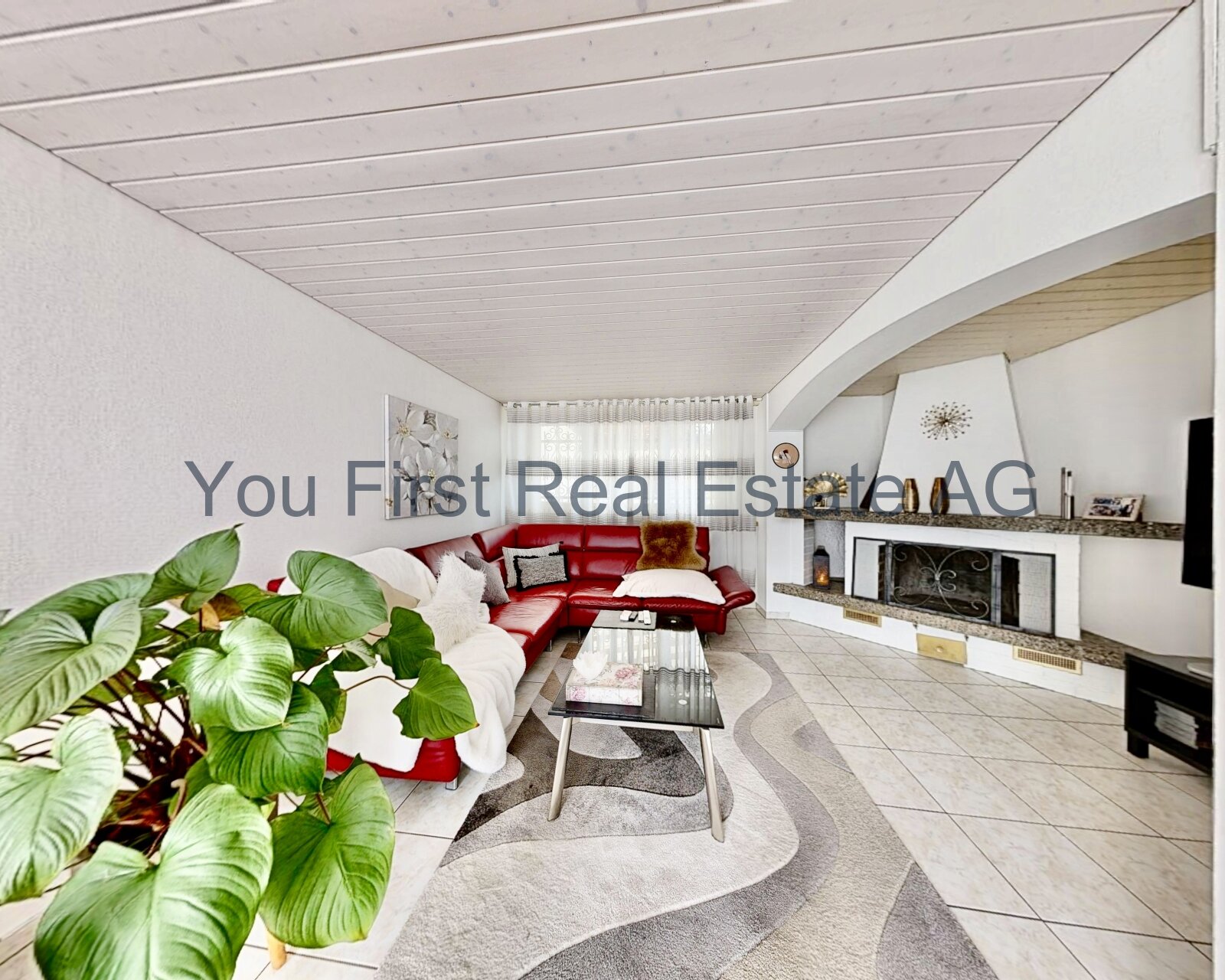 Wohnbereich mit Charme: Einladender Wohn-Essraum mit stilvollem Kamin und lichtdurchfluteter Atmosphäre