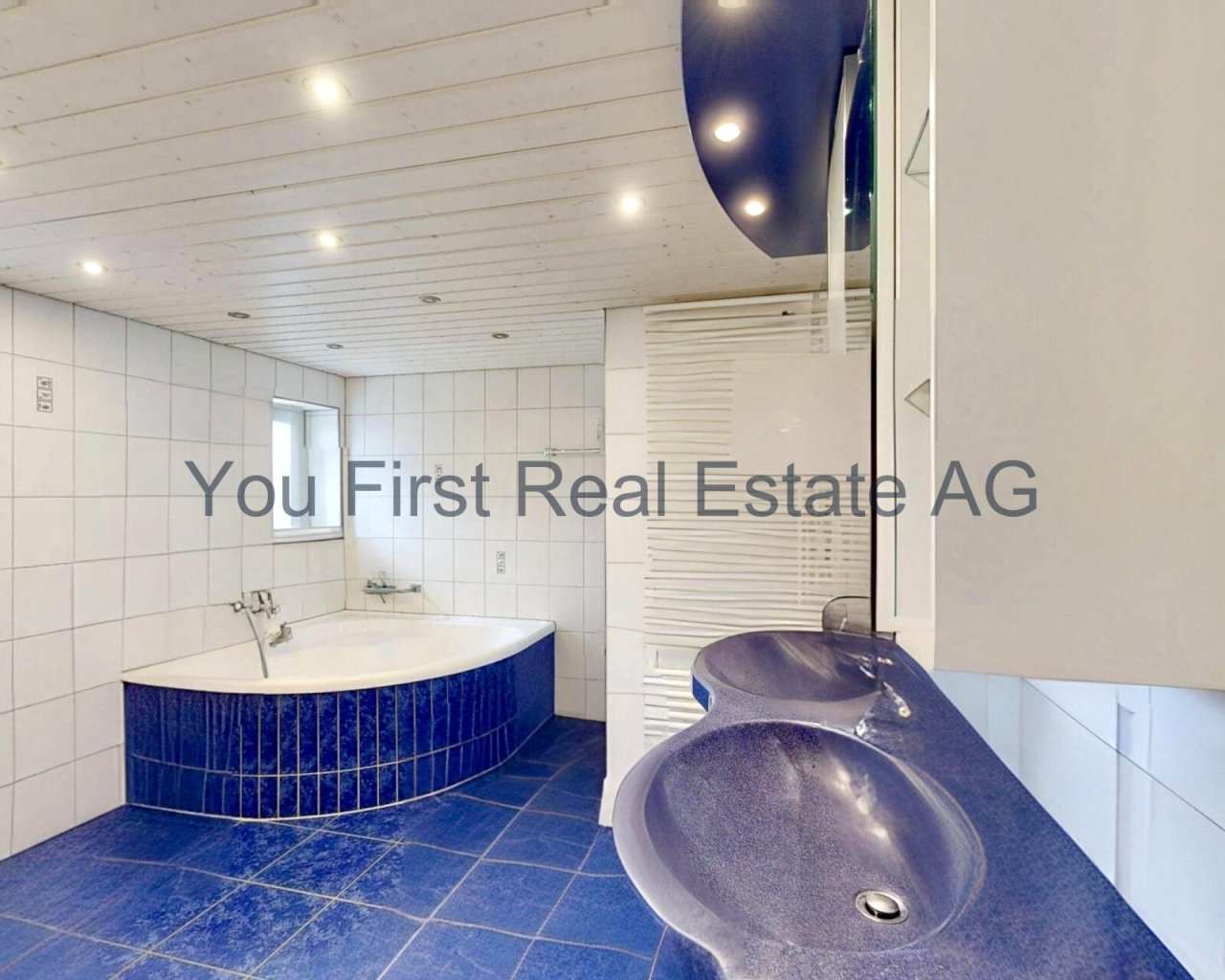 Wellness-Oase mit Rundwanne: Exklusives Badezimmer mit Designanspruch