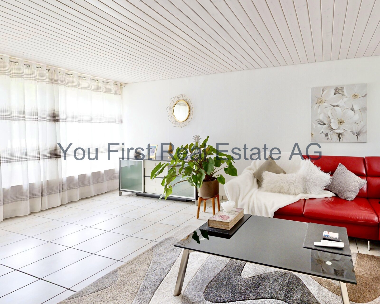 Lichtdurchflutetes Wohnzimmer mit eleganter Deckengestaltung und bodentiefen Fenstern