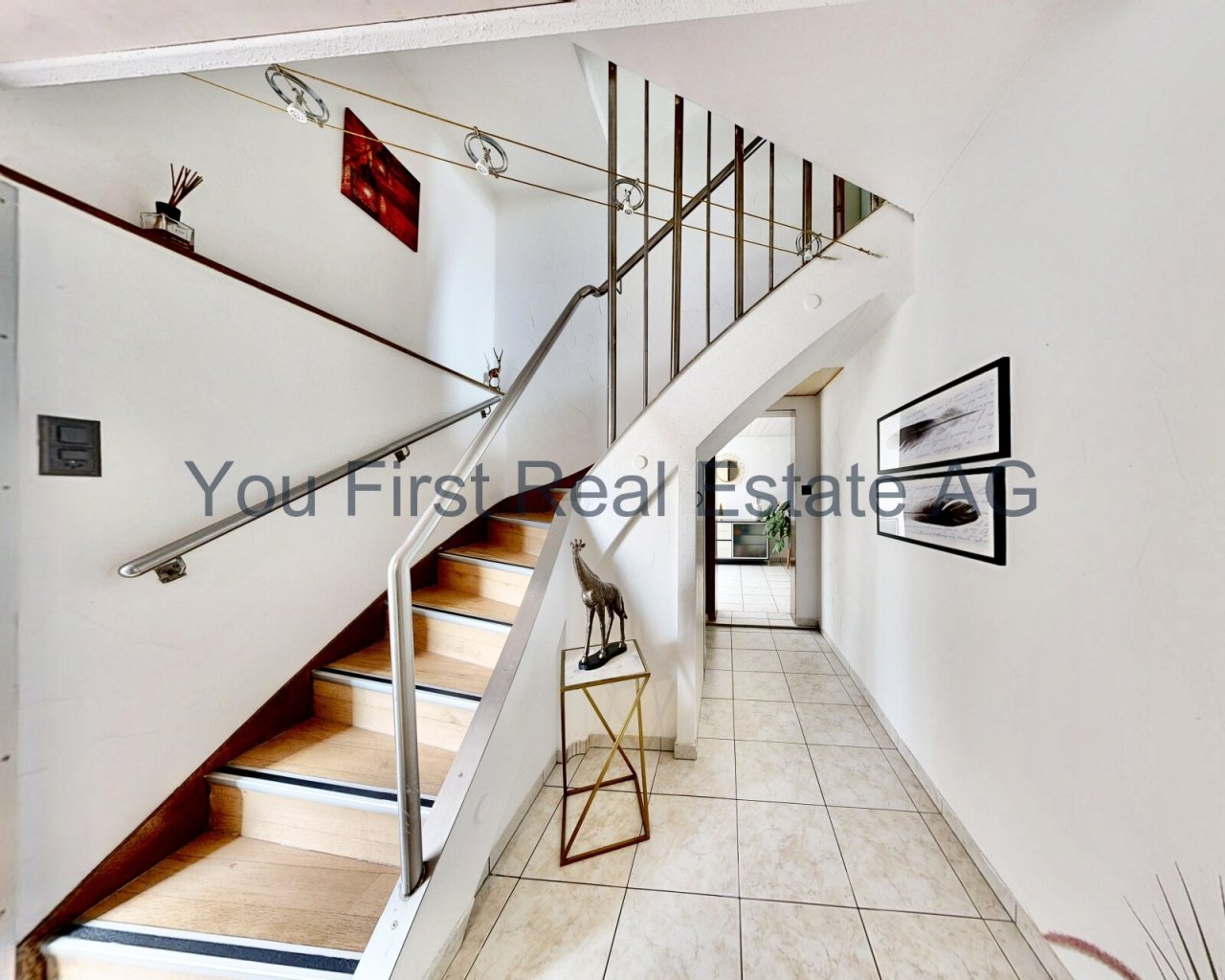 Design-Highlight: Elegante Holz-Edelstahl-Treppe mit moderner Geländerführung und lichtdurchflutetem Eingangsbereich