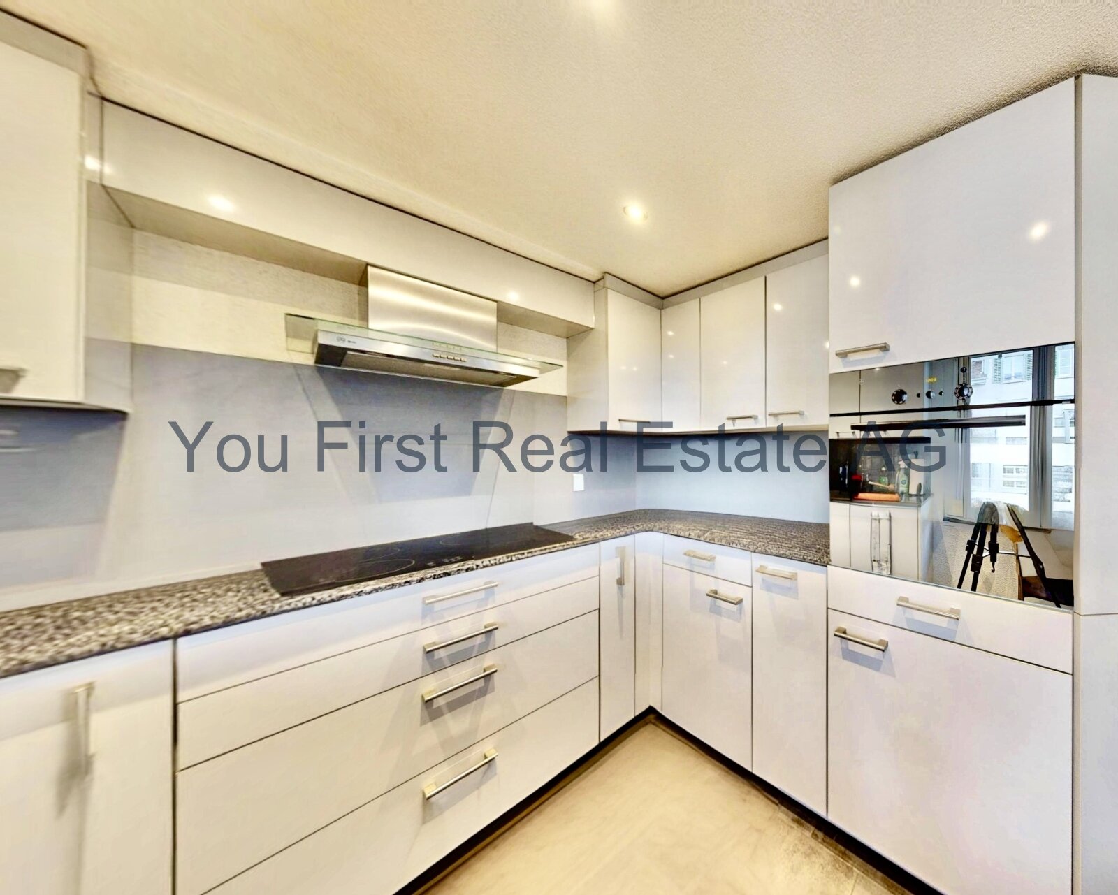 Moderne Einbauküche mit Granit-Arbeitsplatte und Einbaugeräten - Kochen auf höchstem Niveau!