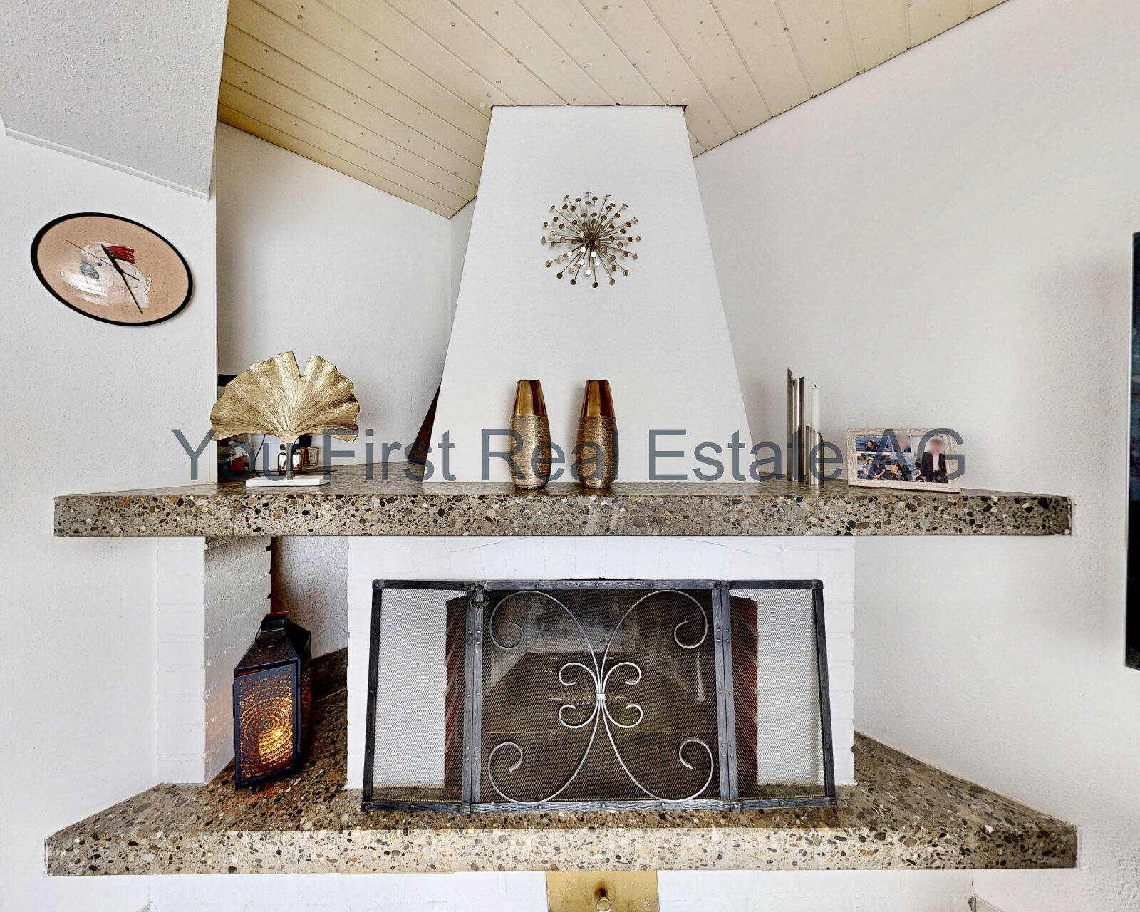 Stilvoller Kamin mit Designelementen - Highlight für gemütliche Wohnatmosphäre