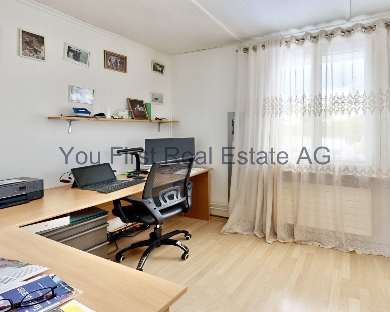Helles Arbeitszimmer mit praktischer Arbeitsplatzgestaltung und großflächigen Fenstern