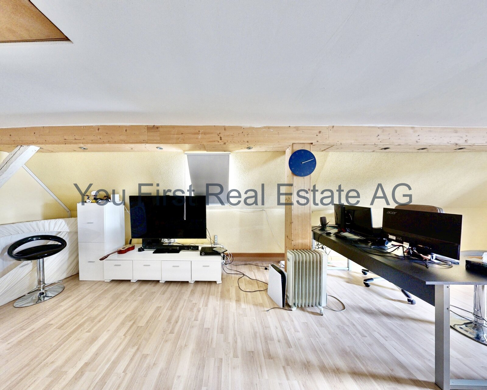 Lichtdurchflutetes Dachgeschoss-Büro mit Holzbalken und flexiblem Arbeitsbereich