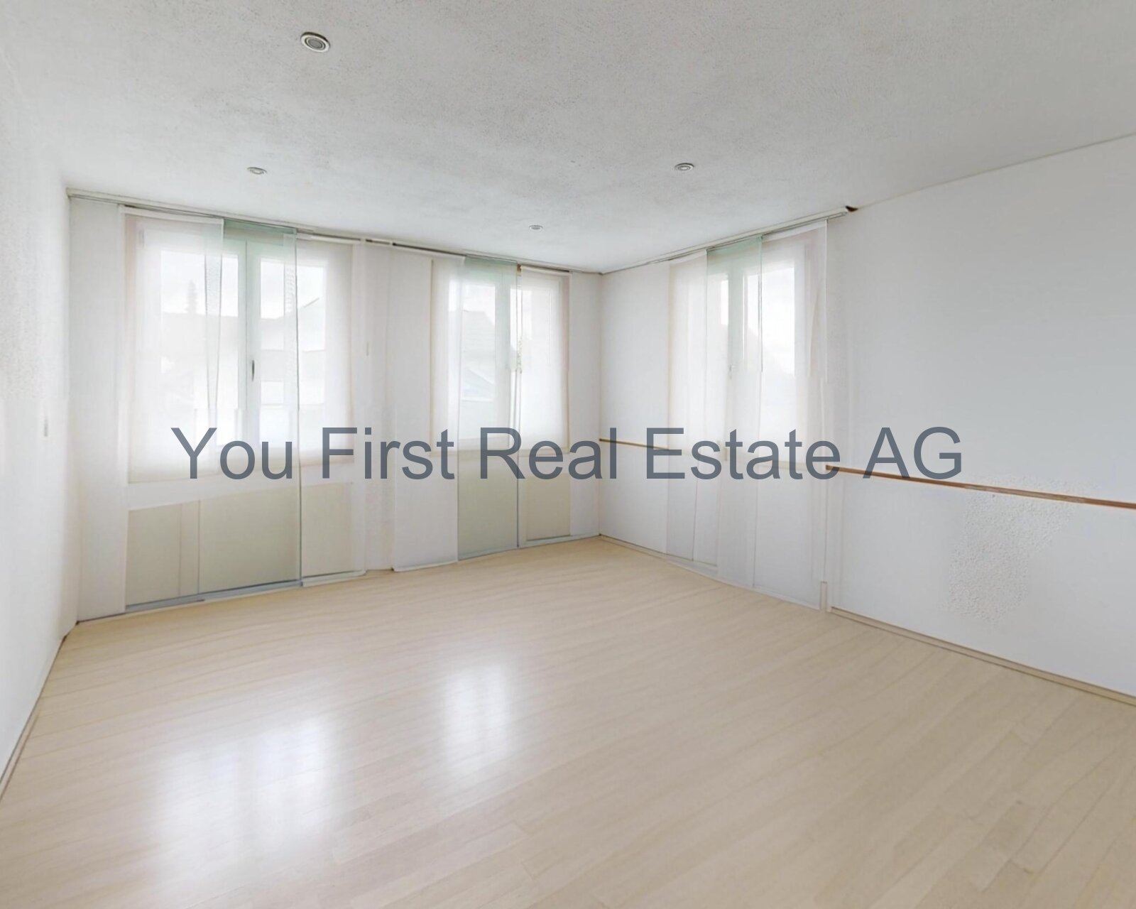 Lichtdurchfluteter Wohntraum mit eleganten Einbauschränken und hochwertigem Parkettboden