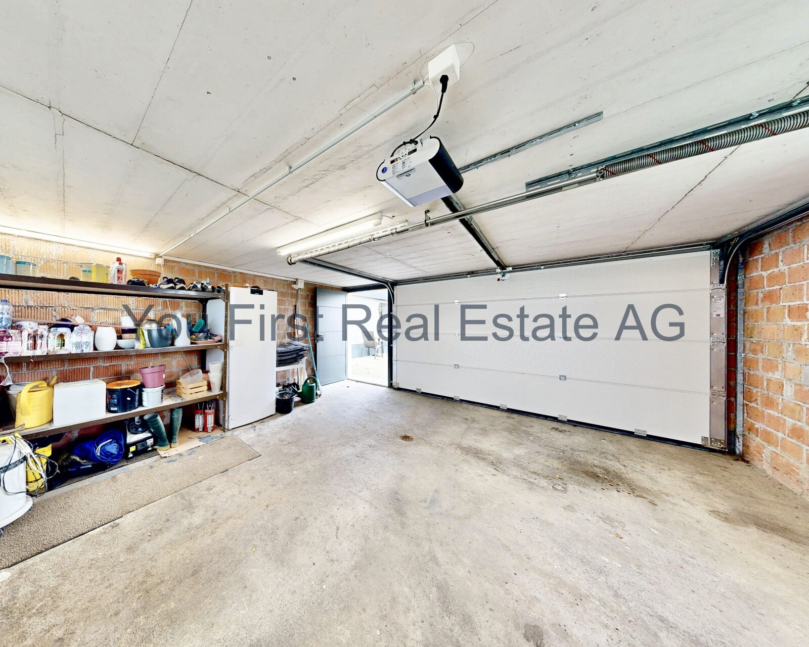 Komfortable Garage mit praktischer Regalanlage und elektrischem Torantrieb