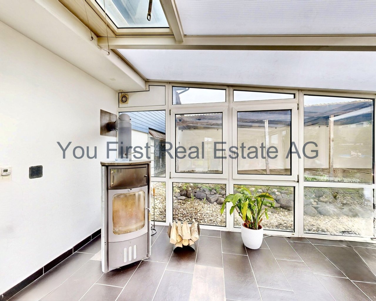 Lichtdurchfluteter Wintergarten mit gemütlichem Kaminofen - Ihr Wohlfühl-Rückzugsort mit Naturblick