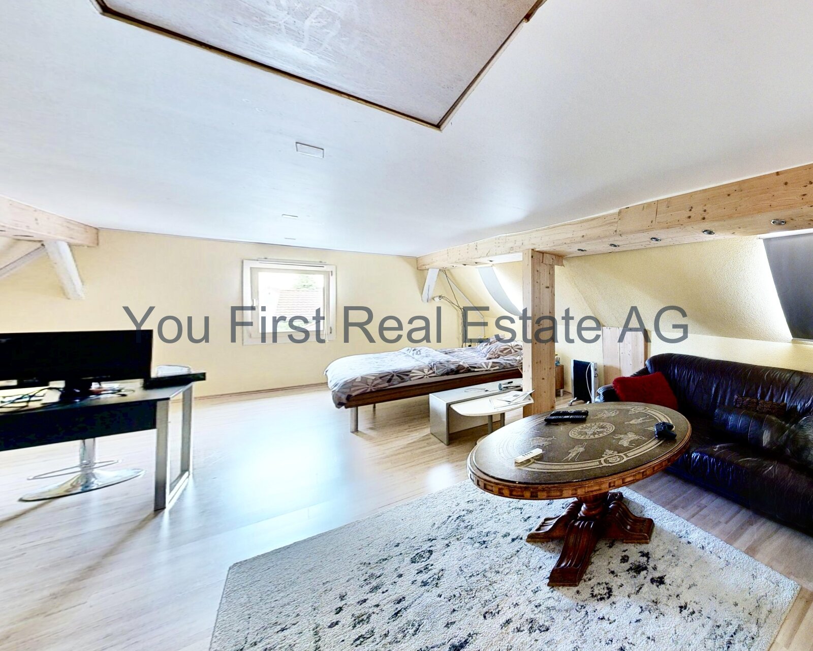 Lichtdurchflutetes Dachgeschoss-Apartment mit cleverer Raumaufteilung und Holzbalken-Charme