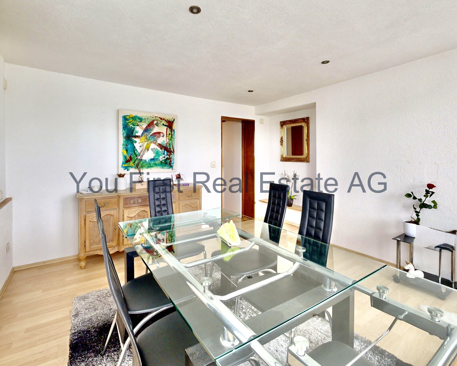 Lichtdurchfluteter Essbereich mit Design-Glasstisch und elegantem Raumkonzept