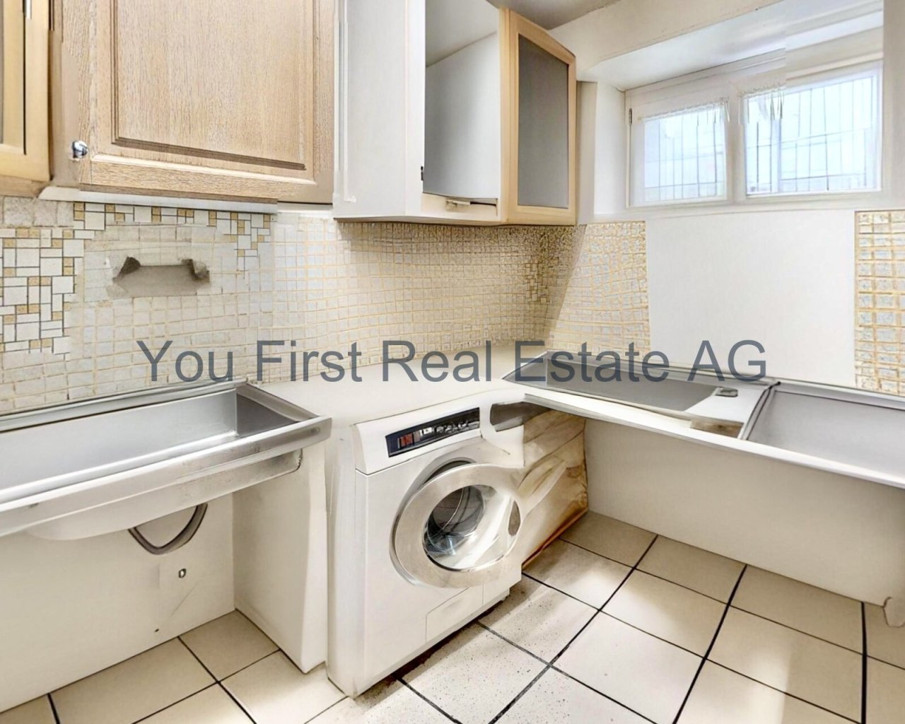 Komfortabel integrierte Waschstation mit edler Mosaikrückwand und praktischer Arbeitsplatte