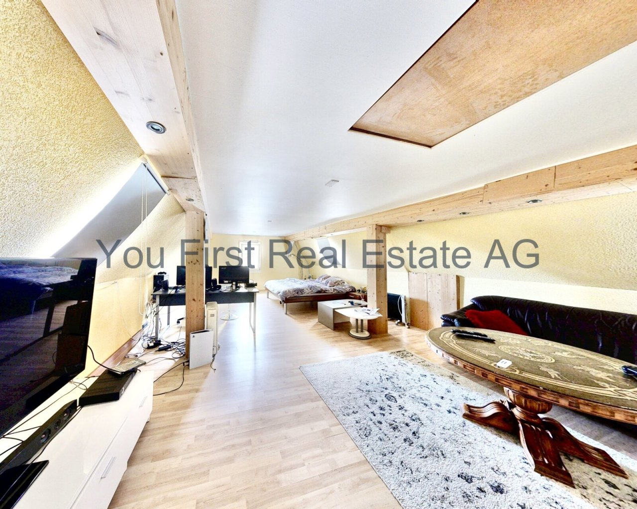 Loft-Traum mit intelligenter Raumaufteilung: Offenes Wohn-Schlaf-Arbeitskonzept perfekt umgesetzt!