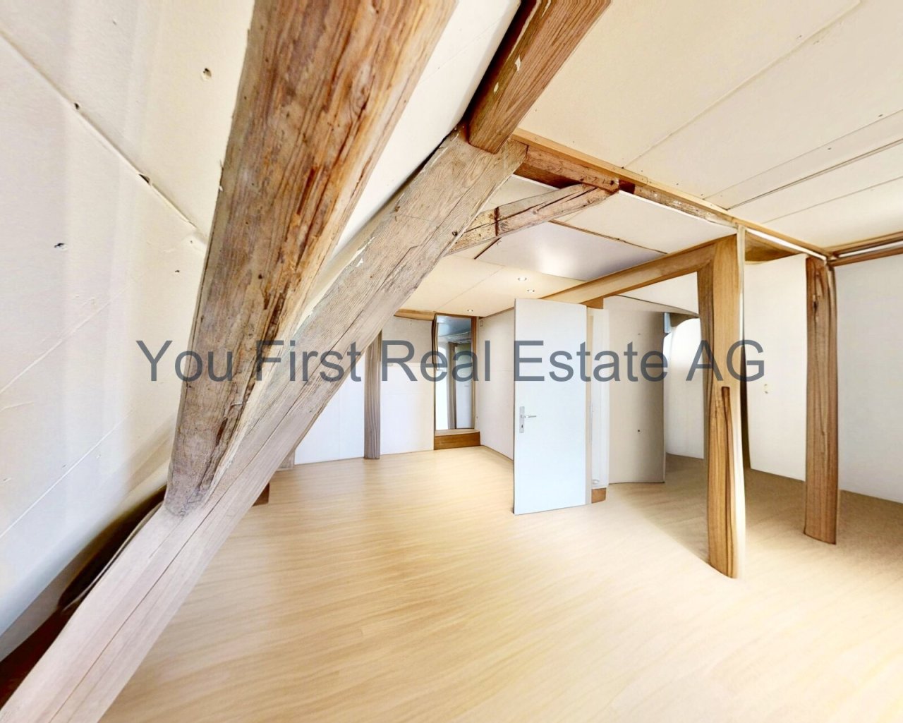 Charmante Dachgeschosswohnung mit rustikalen Holzbalken und moderner Raumaufteilung