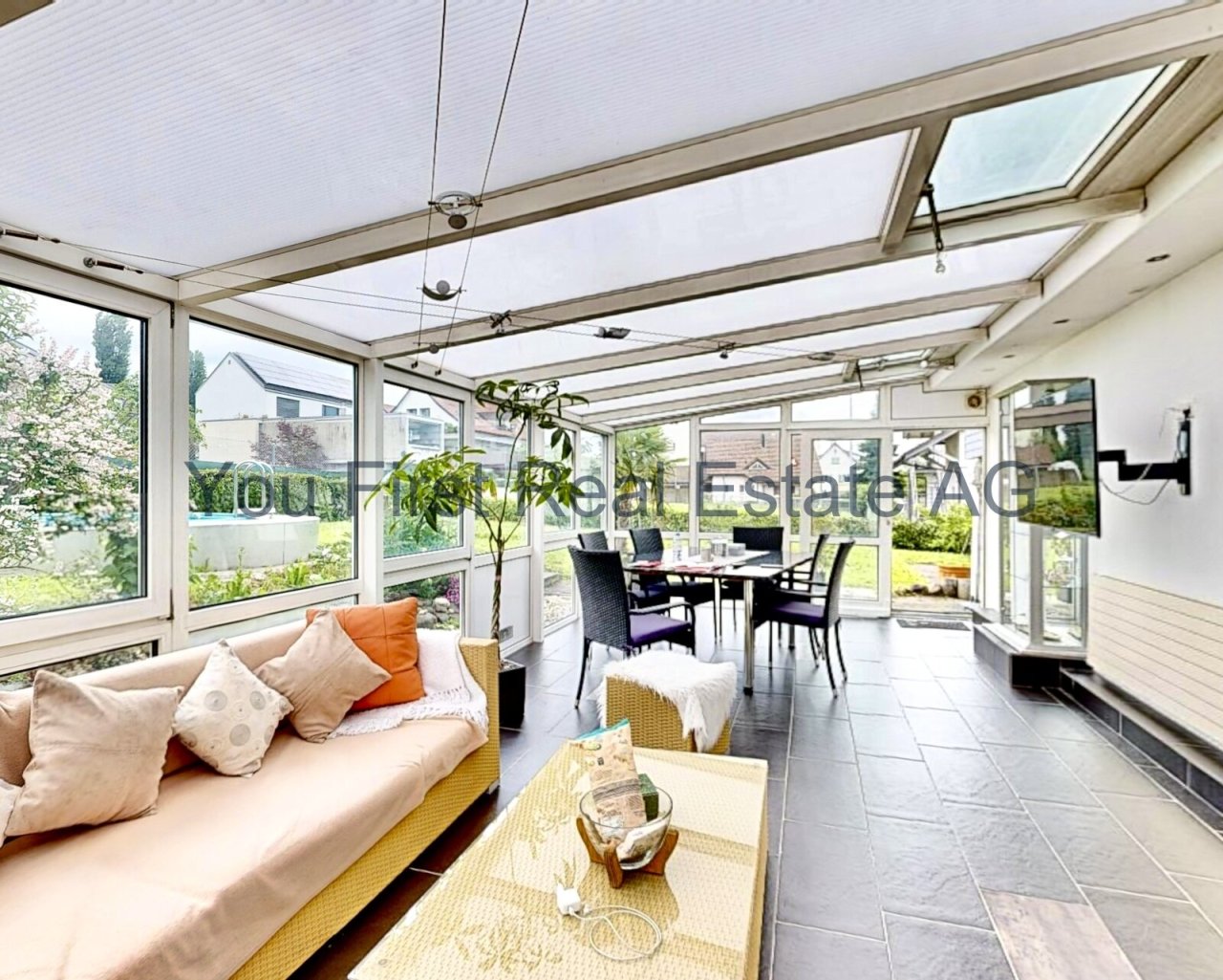 Lichtdurchfluteter Wintergarten: Ihr neues Wohlfühl-Refugium mit Panoramablick ins Grüne