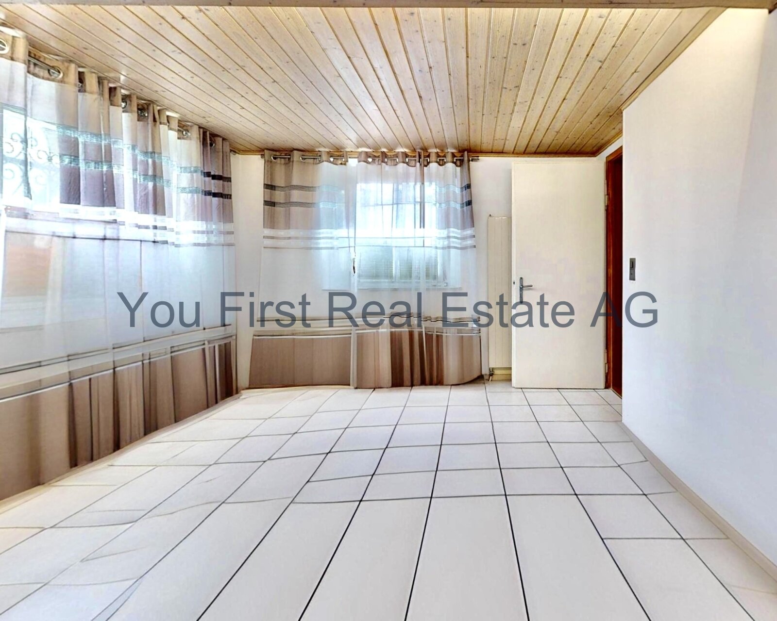 Lichtdurchfluteter Raum mit Holzdecke und pflegeleichter Keramikboden-Ausstattung