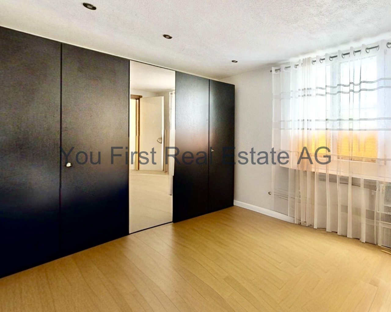 Komfort pur: Großzügiger Einbauschrank mit Spiegelelement sorgt für maximale Stauraum-Eleganz