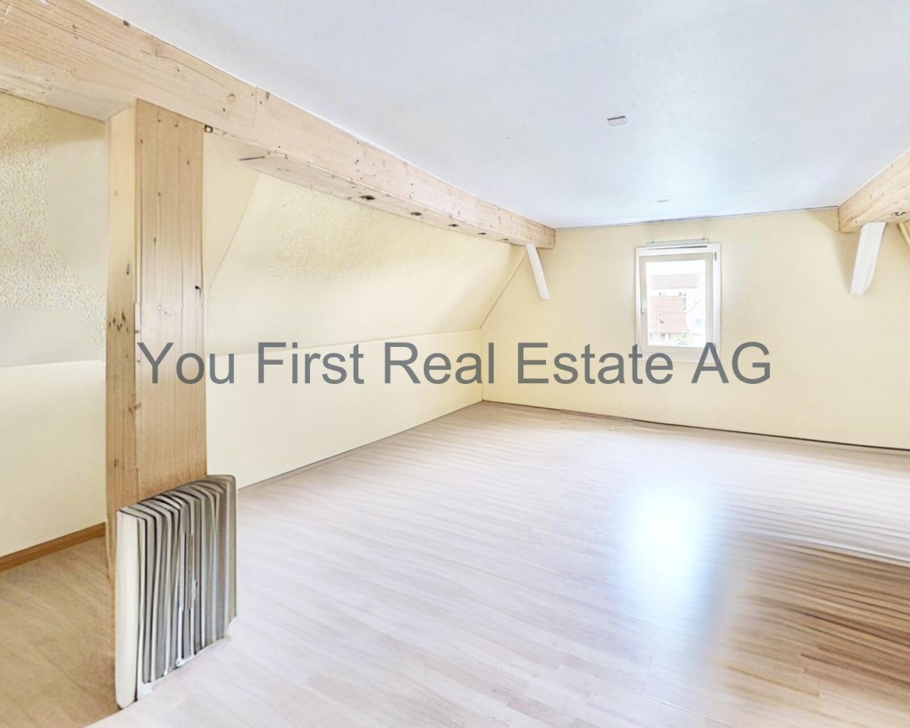Lichtdurchflutetes Dachgeschoss mit Charme - Individuell gestaltbarer Wohnraum mit Holzbalken und Designheizkörper