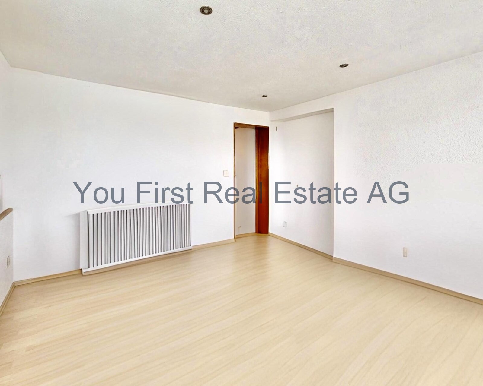 Großzügiges Zimmer mit moderner Flächenheizung und elegantem Holzboden