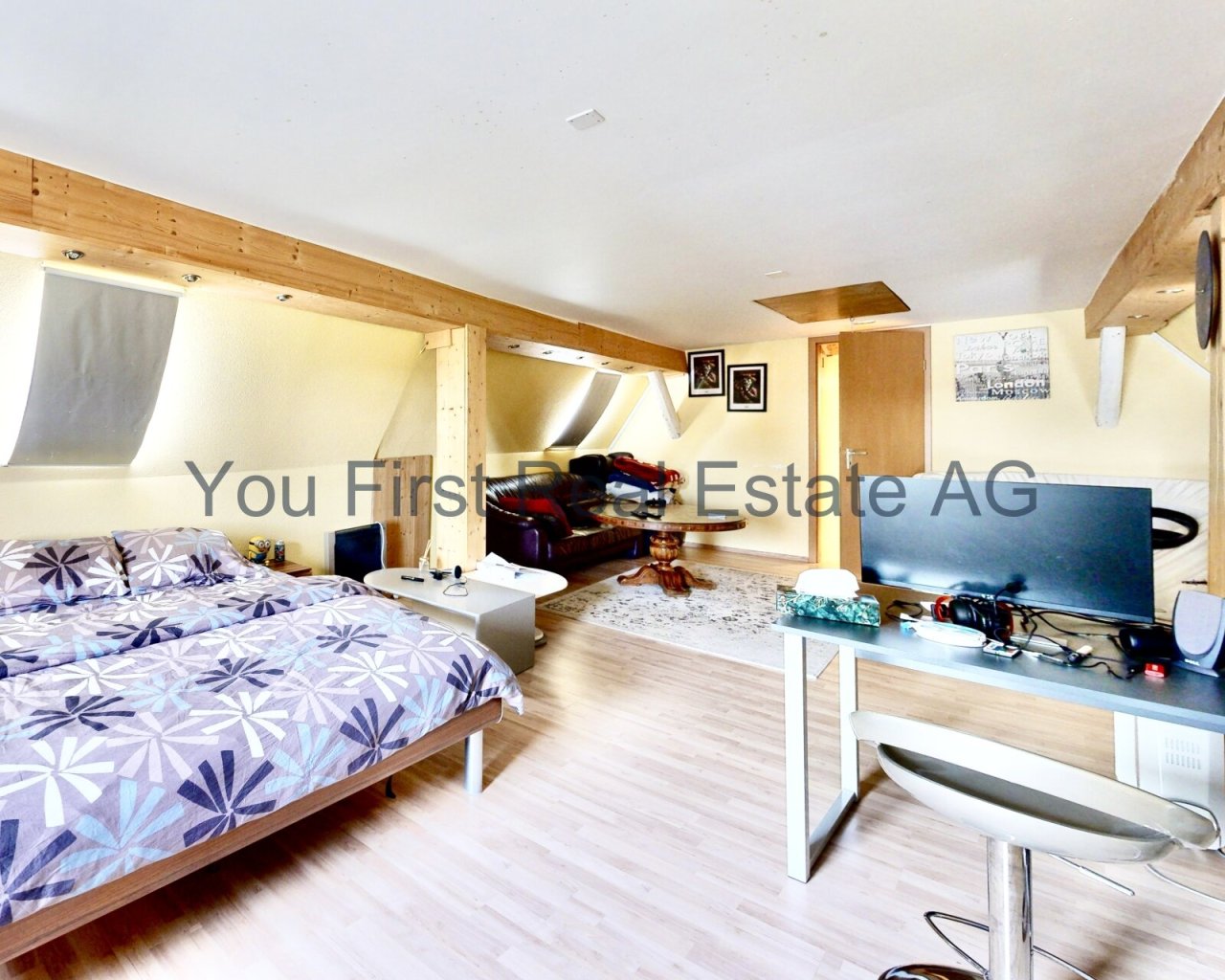 Lichtdurchflutetes Dachgeschoss-Apartment mit integriertem Arbeitsbereich und harmonischer Holzbalken-Architektur