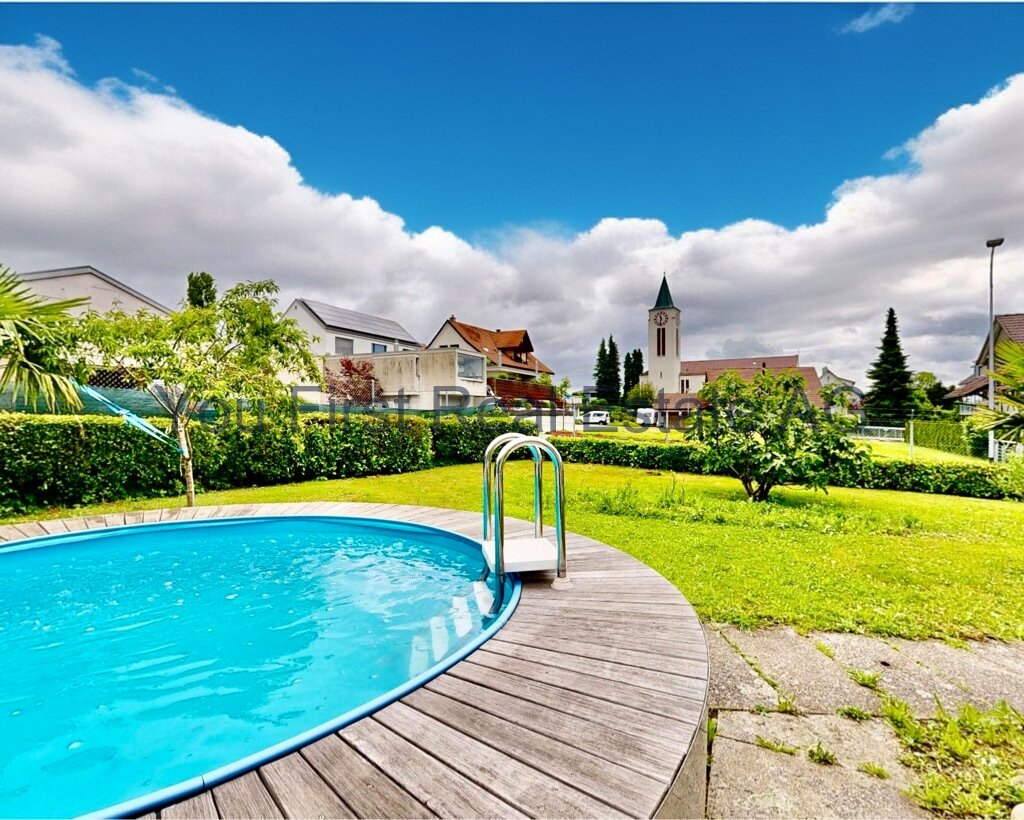 Privater Poolbereich mit großem Garten und Holzterrasse