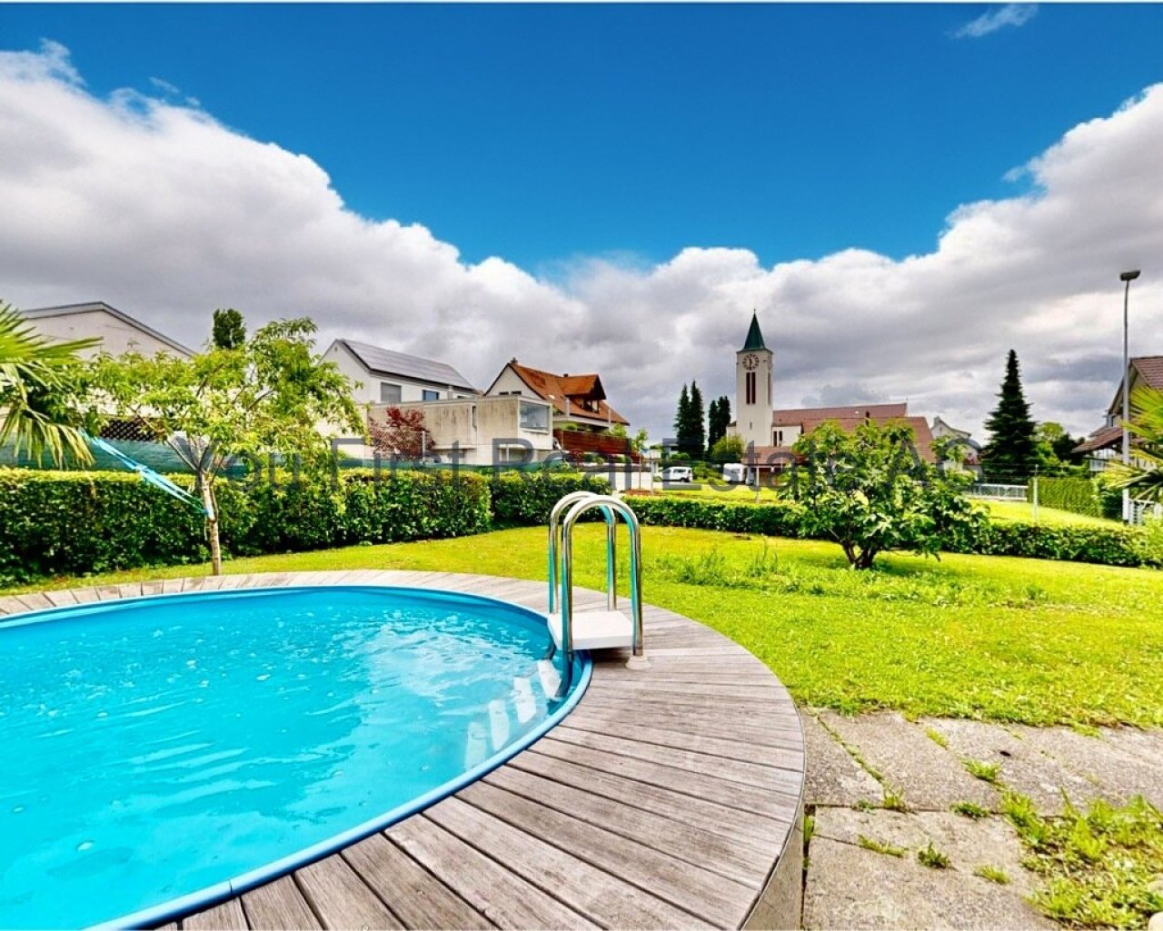 Privater Poolbereich mit großem Garten und Holzterrasse