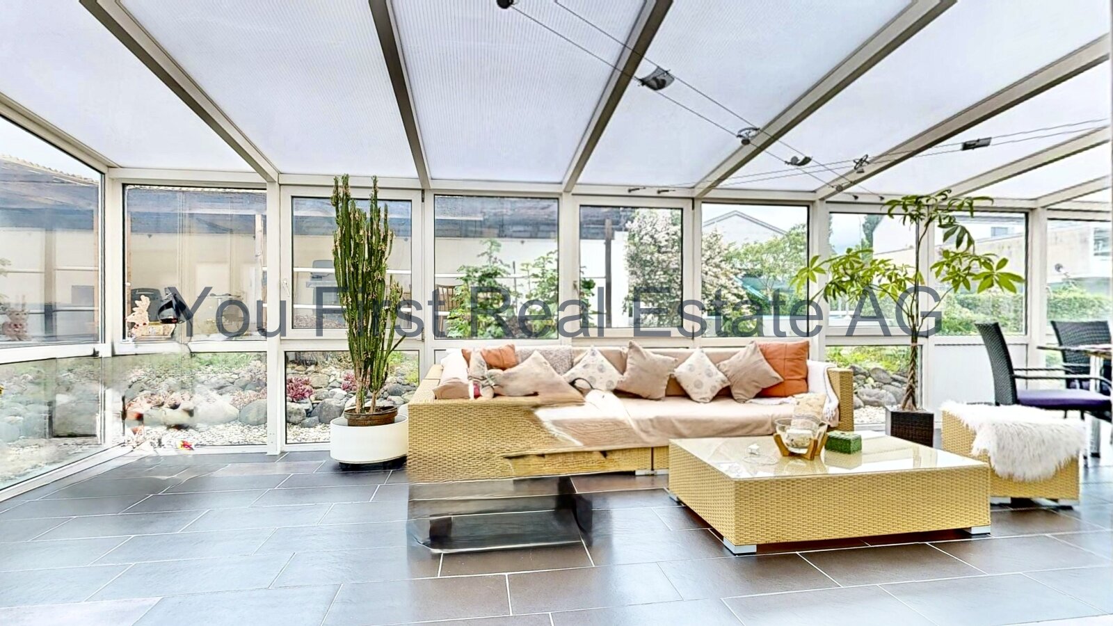 Lichtdurchflutete Wintergarten-Oase mit Panoramaverglasung und Naturanbindung