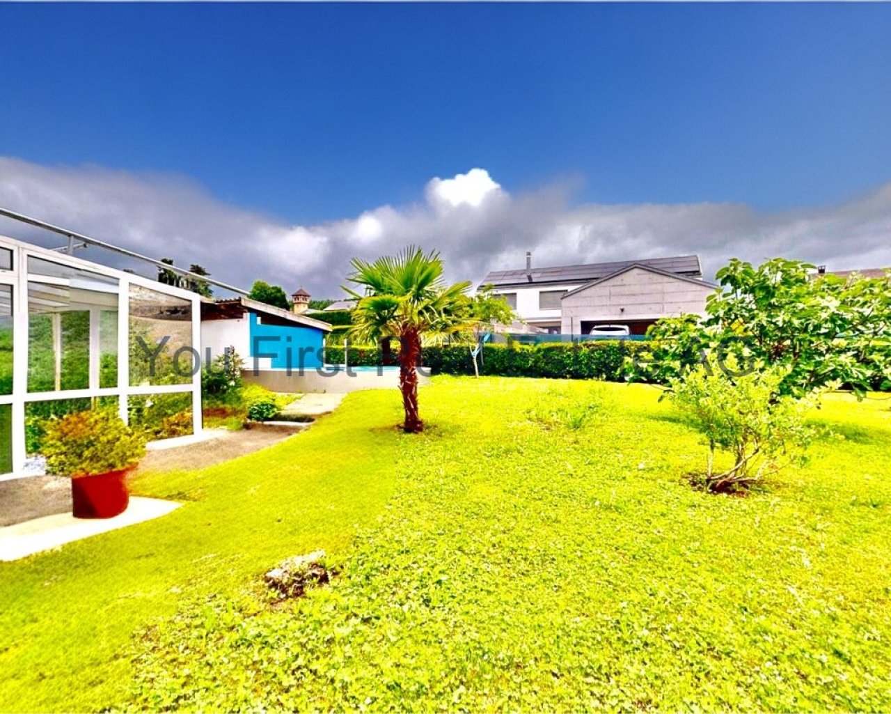 Weitläufiges Gartenparadies mit modernem Poolhaus und Grünflächen