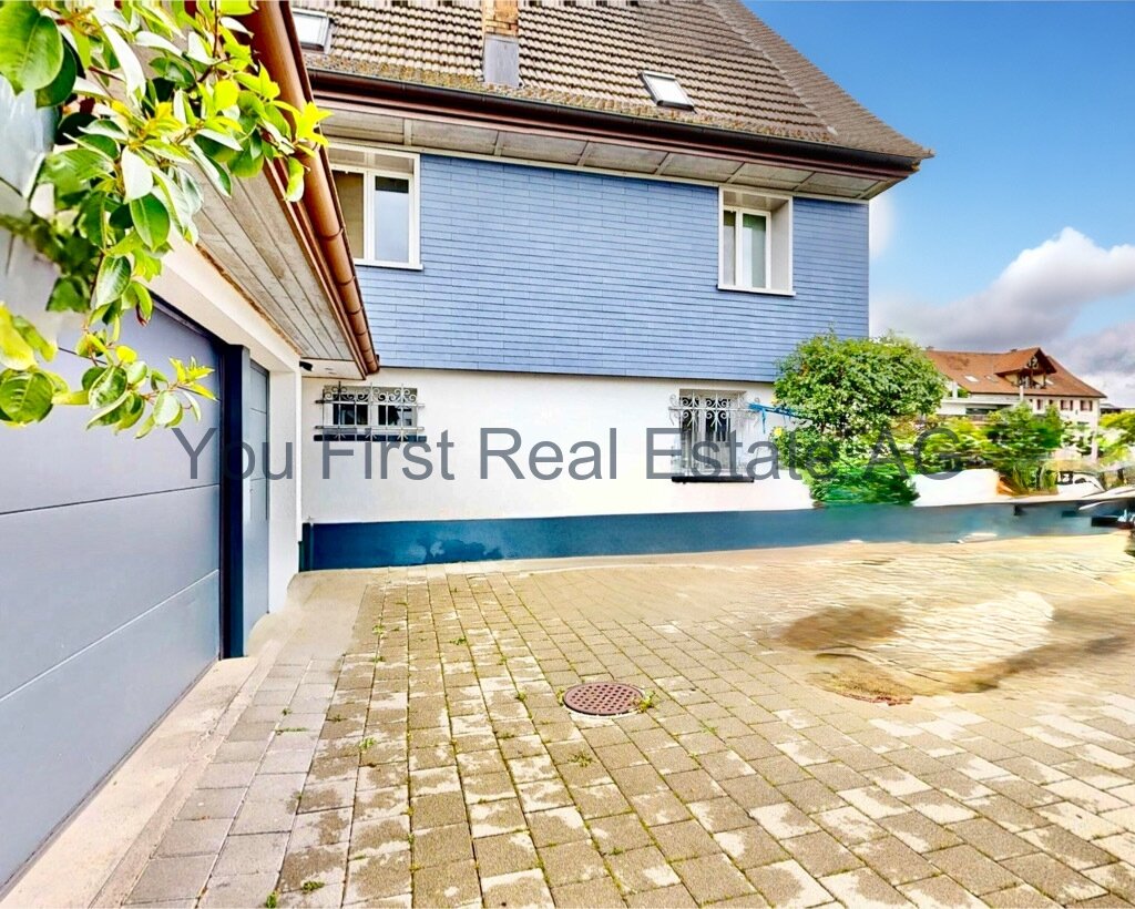 Gepflasterter Innenhof mit direktem Garagenzugang und Gartenanbindung