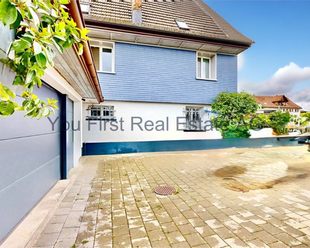 Gepflasterter Innenhof mit direktem Garagenzugang und Gartenanbindung