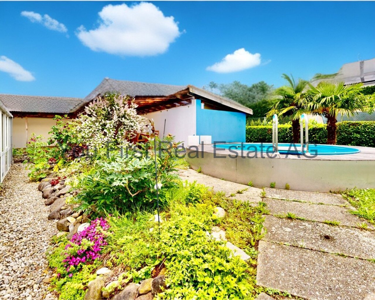 Oase der Entspannung: Poolanlage mit mediterraner Gartengestaltung