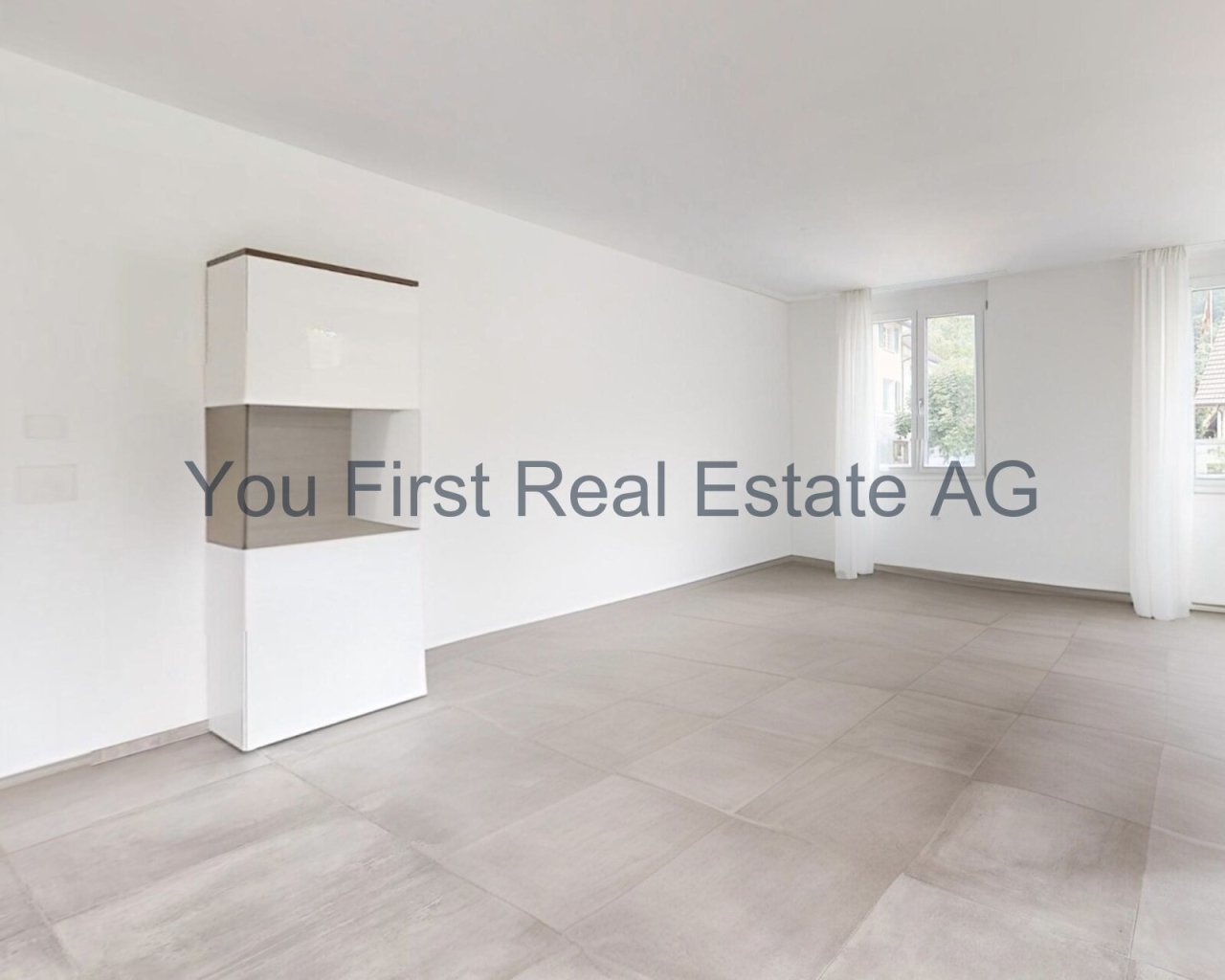 Moderner Wohnbereich mit Design-Kamin und lichtdurchfluteter Atmosphäre