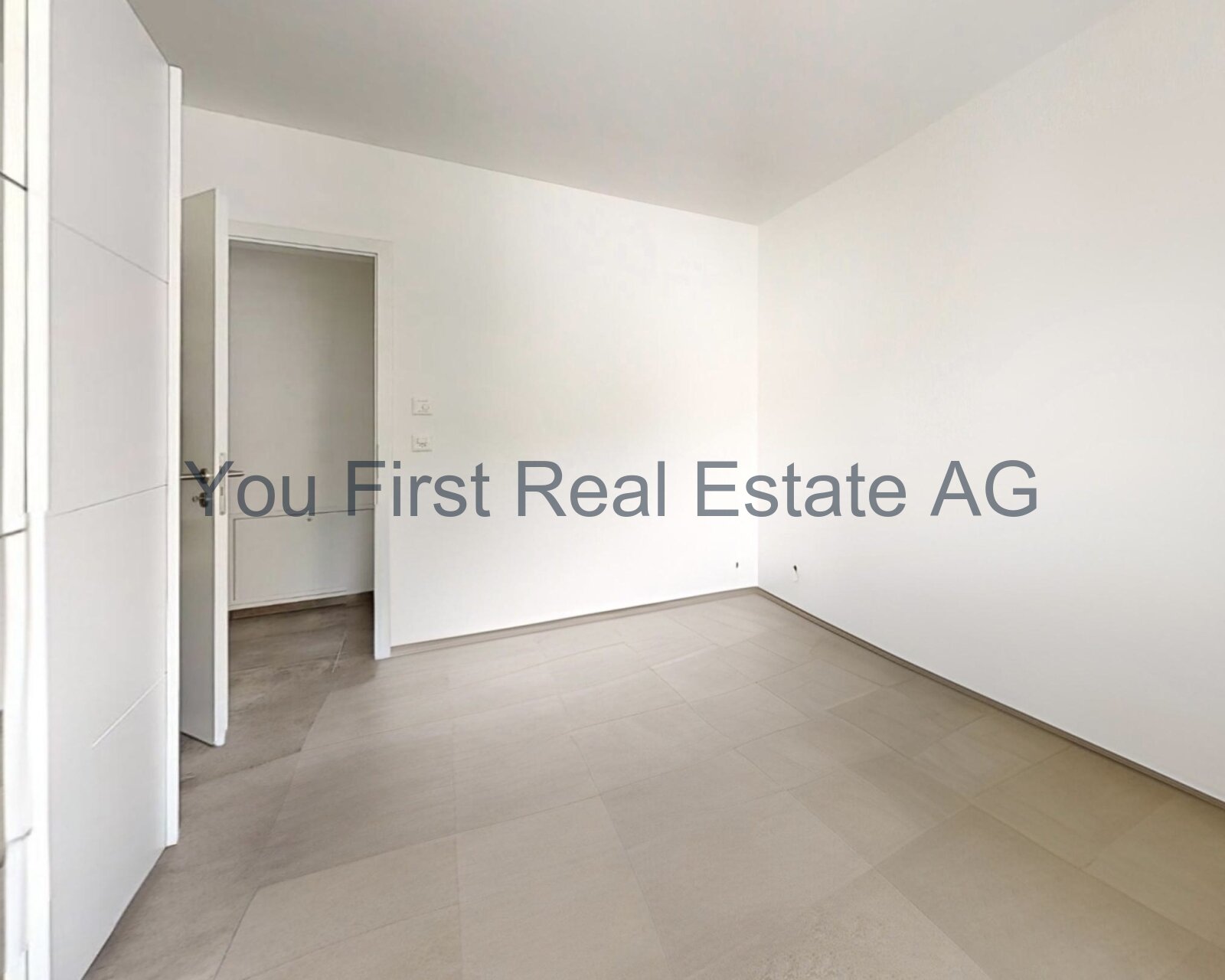 Lichtdurchfluteter Neubau-Raum mit hochwertiger Bodenbeschichtung - Ihr Gestaltungsfreiraum ohne Grenzen!