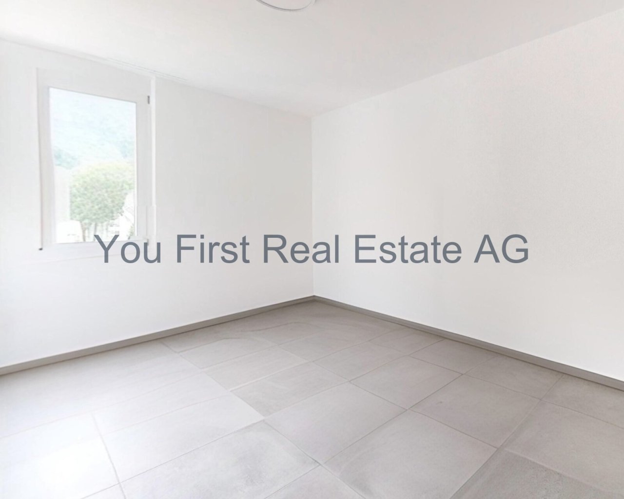 Lichtdurchfluteter Raum mit hochwertiger Bodenverglasung - Ihr neues Zuhause wartet!