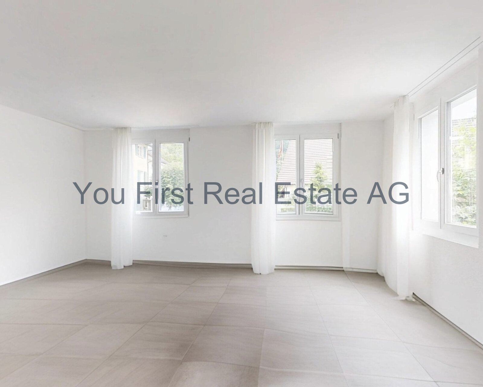 Lichtdurchfluteter Wohntraum mit großzügiger Raumaufteilung und bodentiefen Fenstern