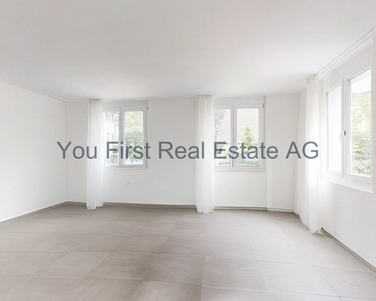 Lichtdurchfluteter Wohntraum mit großzügiger Raumaufteilung und bodentiefen Fenstern