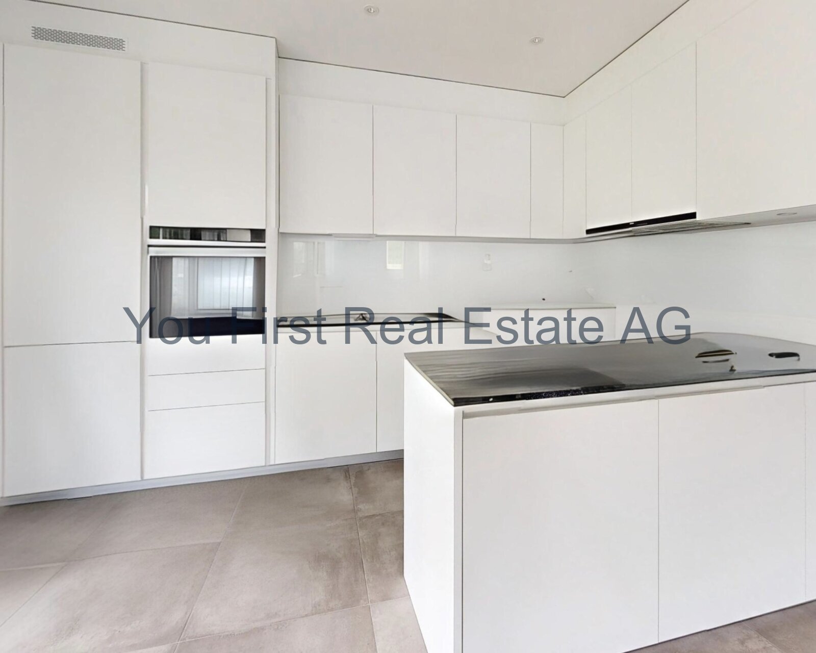 Hochwertige Einbauküche mit integriertem Backofen und Induktionskochfeld - Moderne Küchenarchitektur in Reinweiß