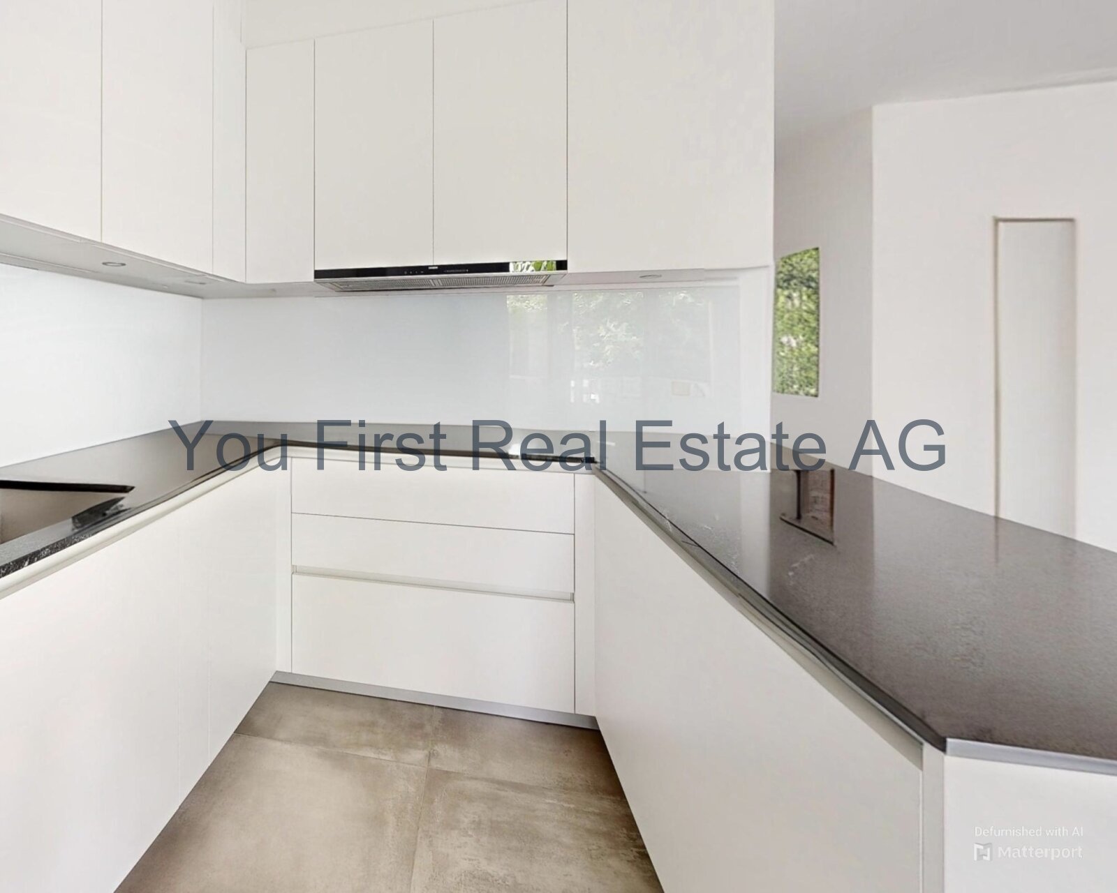 Moderne Einbauküche mit intelligenter Raumaufteilung und edler Arbeitsplatte