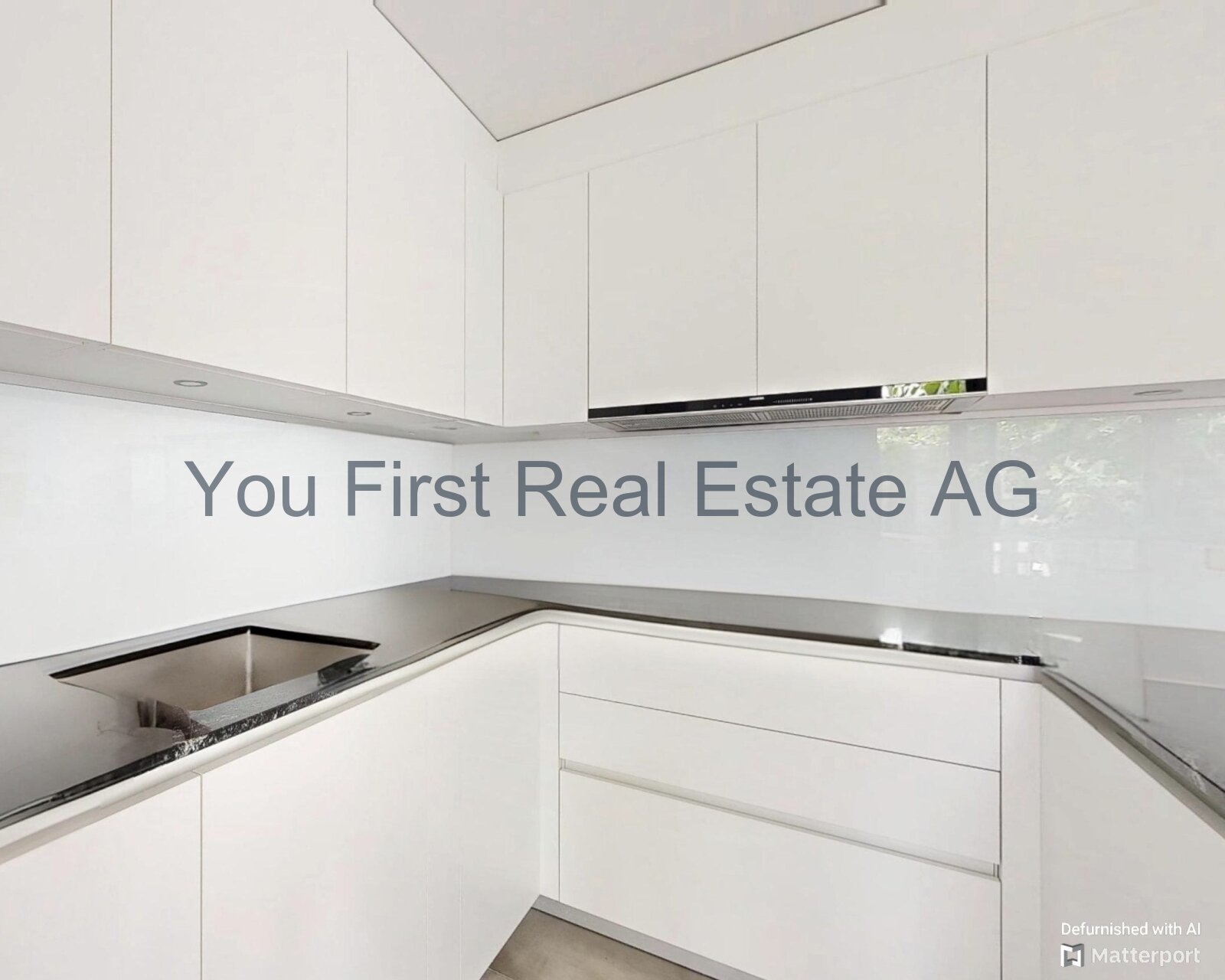 Moderne Einbauküche mit nahtloser Eleganz - Hochwertige Küchenzeile in puristischem Weiß