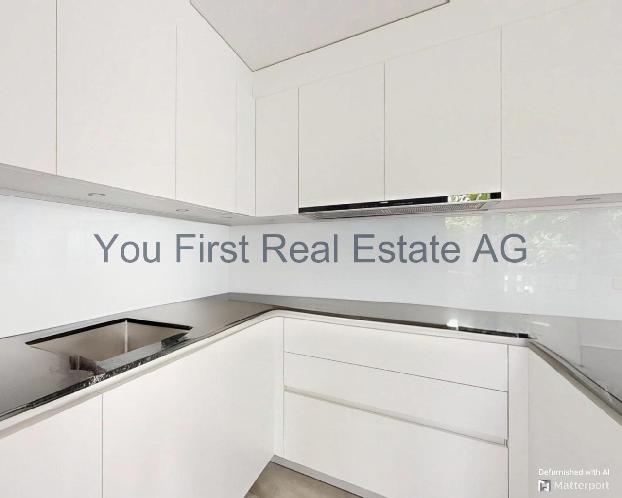 Moderne Einbauküche mit nahtloser Eleganz - Hochwertige Küchenzeile in puristischem Weiß