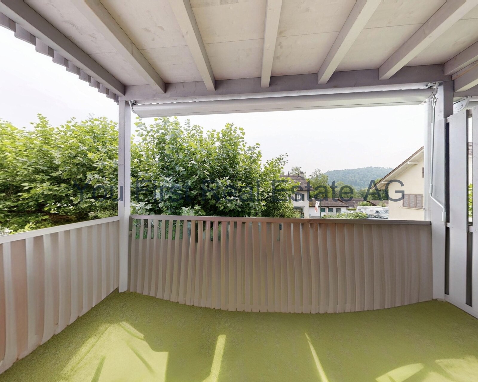 Überdachter Balkon mit Weitblick - Ihr privates Grün-Refugium mit Bergpanorama
