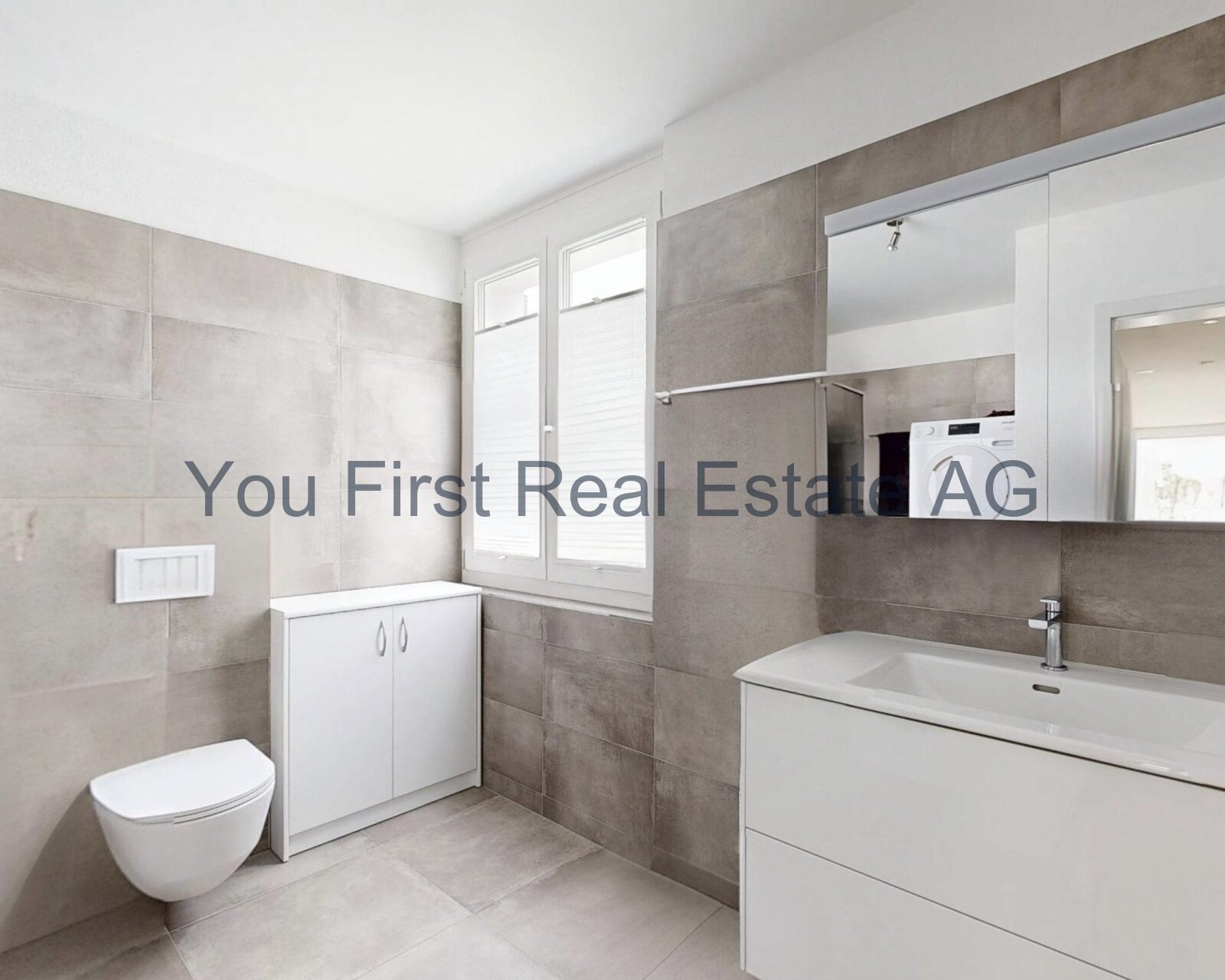 Modernes Badezimmer mit Tageslicht und cleverer Raumaufteilung