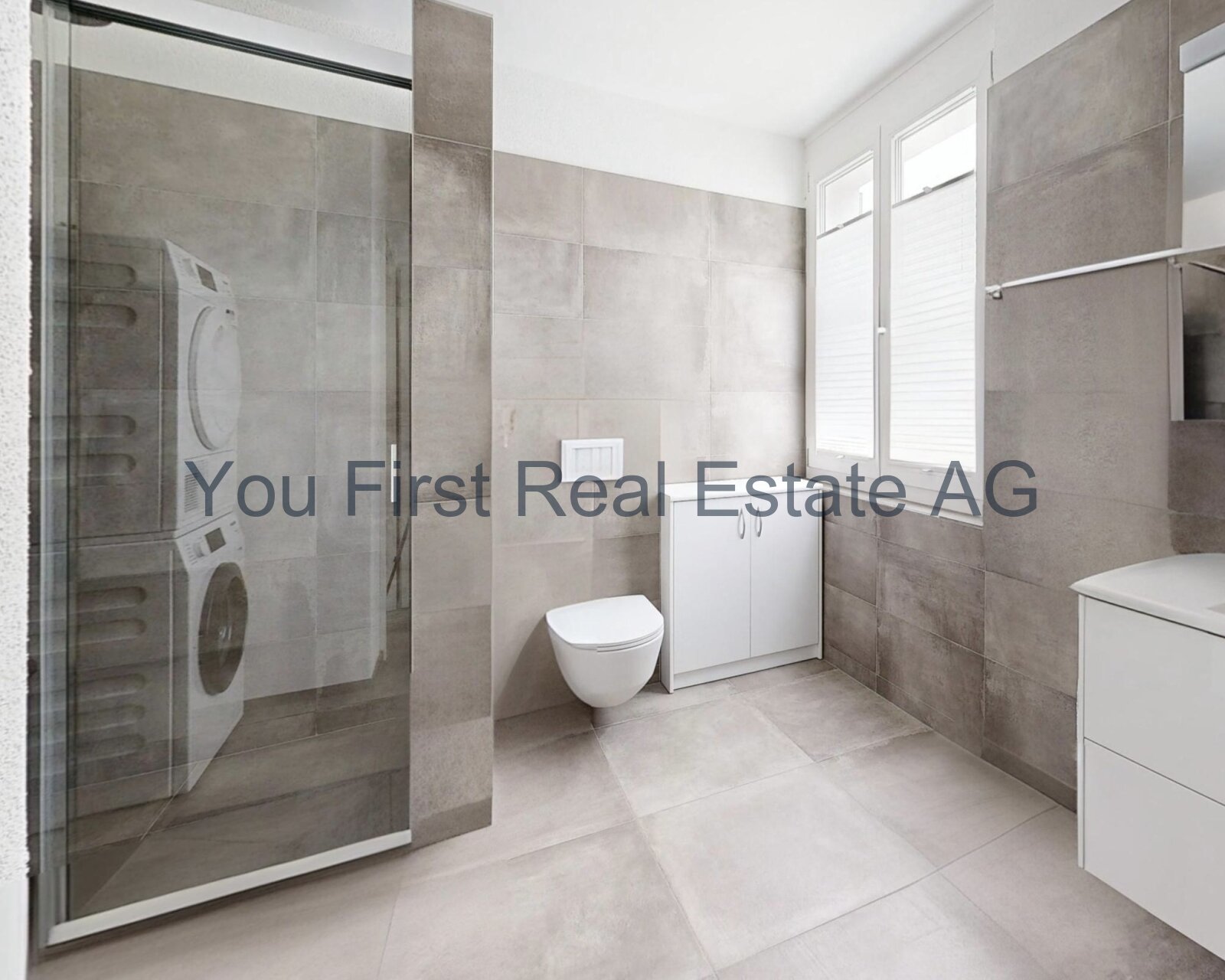 Komfort inklusive: Modernes Wannenbad mit praktischer Waschmaschinenstation und Einbauschrank