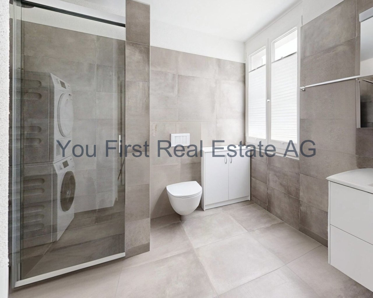 Komfort inklusive: Modernes Wannenbad mit praktischer Waschmaschinenstation und Einbauschrank