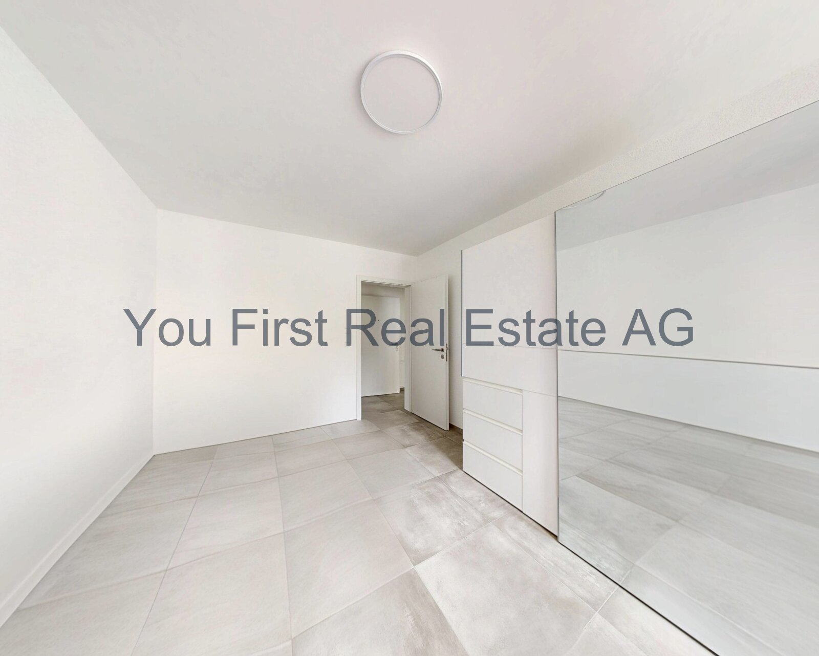 Lichtdurchfluteter Raum mit intelligenter Einbauschrank-Lösung - Mehr Stauraum, mehr Komfort!