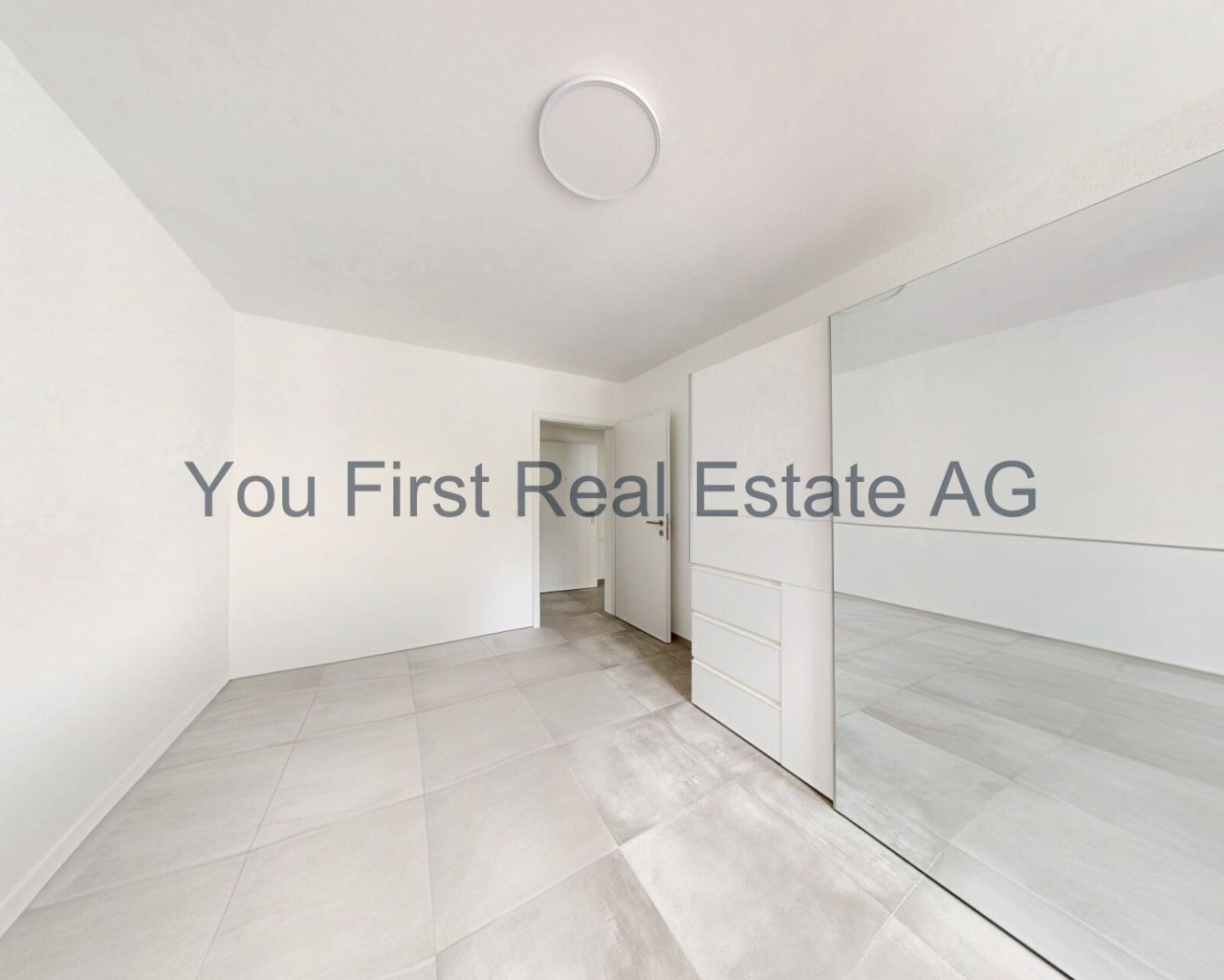 Lichtdurchfluteter Raum mit intelligenter Einbauschrank-Lösung - Mehr Stauraum, mehr Komfort!