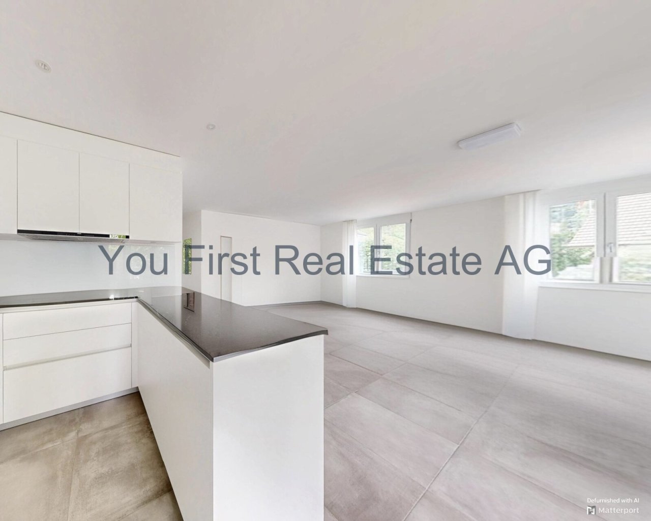 Moderne Küche mit Kochinsel - Lichtdurchfluteter Wohn-Essbereich in elegantem Weiß-Grau