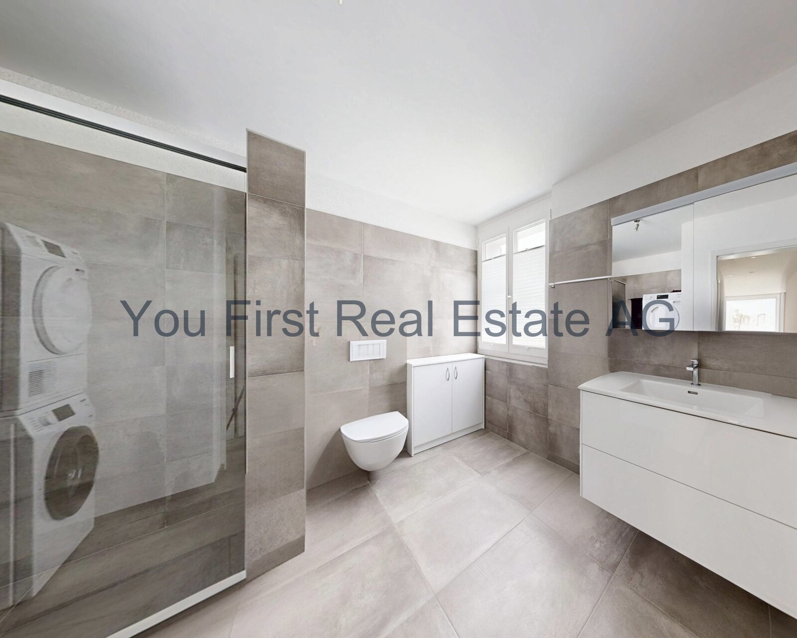 Komfort pur: Modernes Wannen-Bad mit integrierter Waschstation und großzügiger Dusche