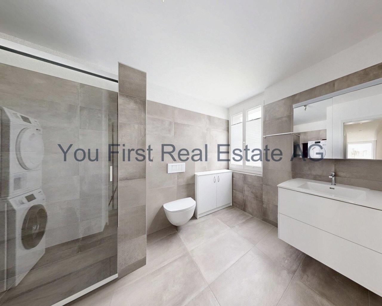 Komfort pur: Modernes Wannen-Bad mit integrierter Waschstation und großzügiger Dusche